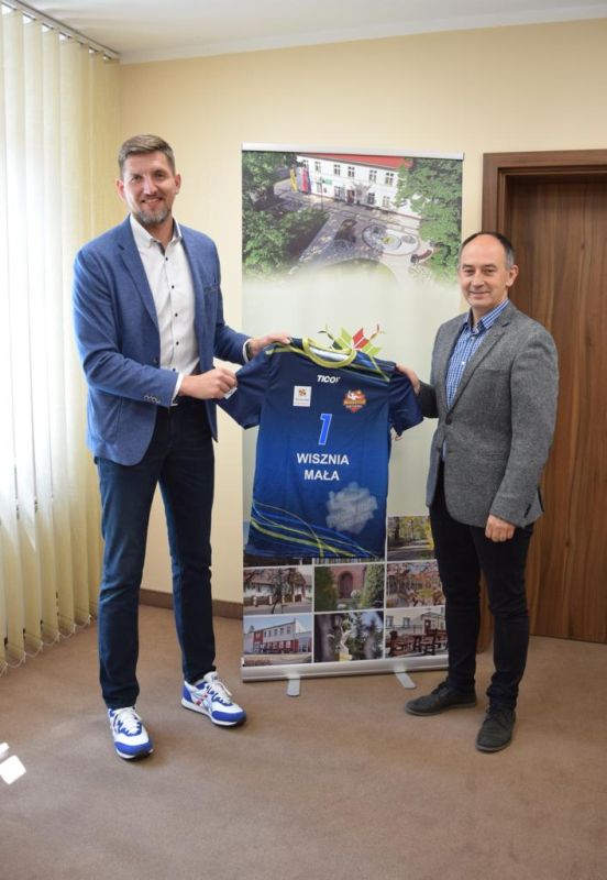 obraz na stronie Siatkarz Paweł Siezieniewski z wizytą u wójta
