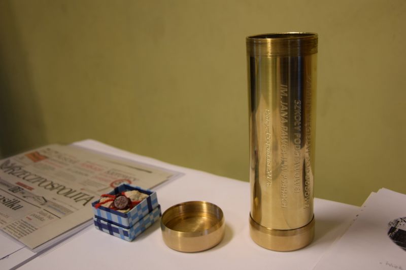 obraz na stronie Kamień węgielny wmurowany w fundamenty nowej szkoły w Psarach