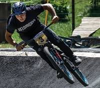 Obraz przedstawiający 25 października otwarcie pumptracka w Krzyżanowicach!