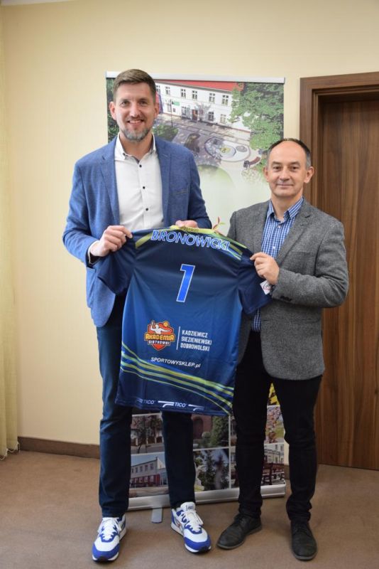 Obraz przedstawiający Siatkarz Paweł Siezieniewski z wizytą u wójta