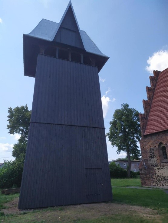 Obraz przedstawiający Remont XIX - wiecznej dzwonnicy przy kościele parafialnym p.w. Podwyższenia Krzyża Świętego w Strzeszowie
